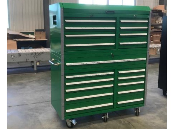 Gabinete de garaje de metal sobre ruedas