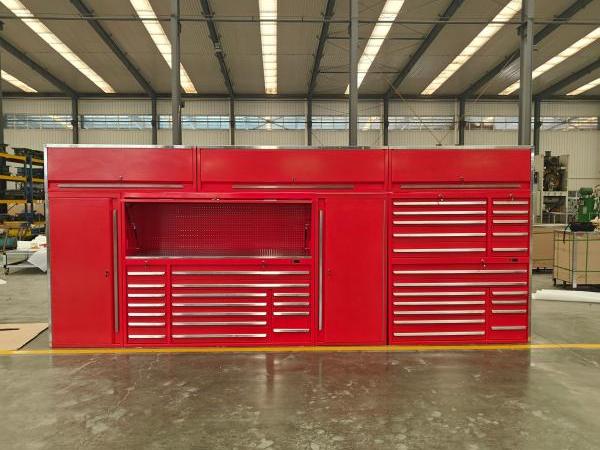 Gabinete de garaje de herramientas rojos