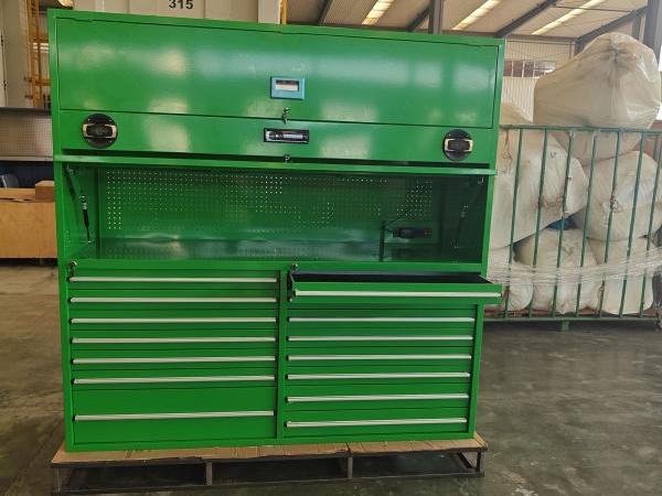 Gabinete de herramientas verdes con altavoces