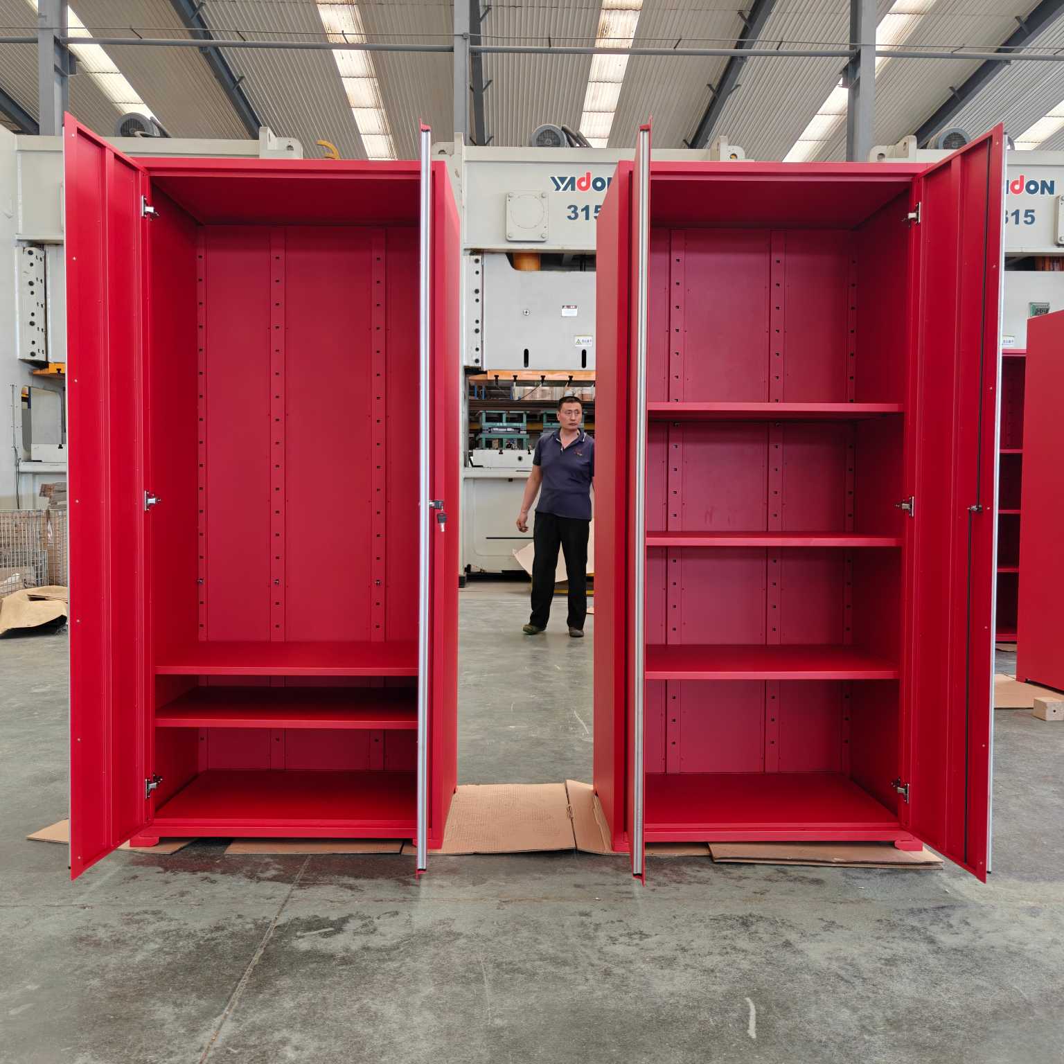 Gabinete alto de herramienta roja